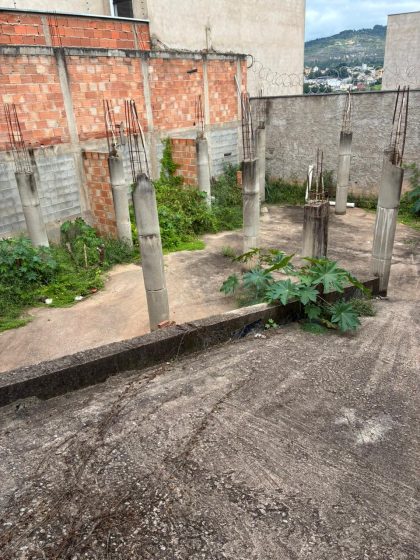 LOTE em construção iniciada, bairro Colina da Praia/Itabira